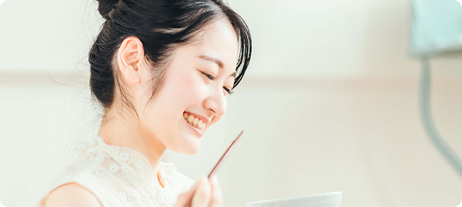 食事をとる女性
